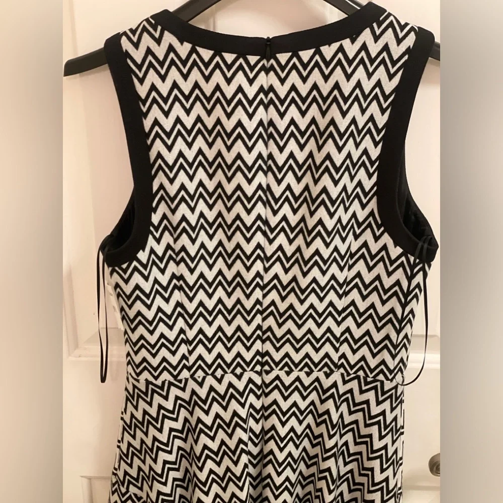 Sleeveless Chevron Dress— Trina Turk, Size Medium - Picture 5 of 15